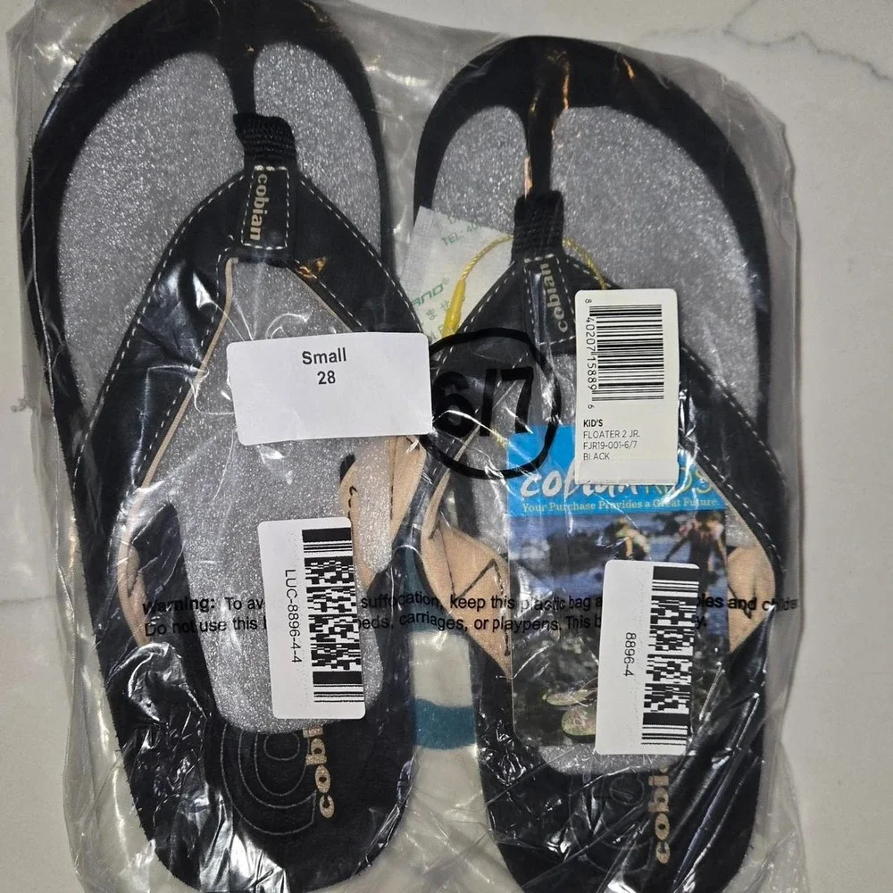 Cobian kids Floater 2 Jr.  black flip flops, Size US 6/7 Floater  #summer #beach